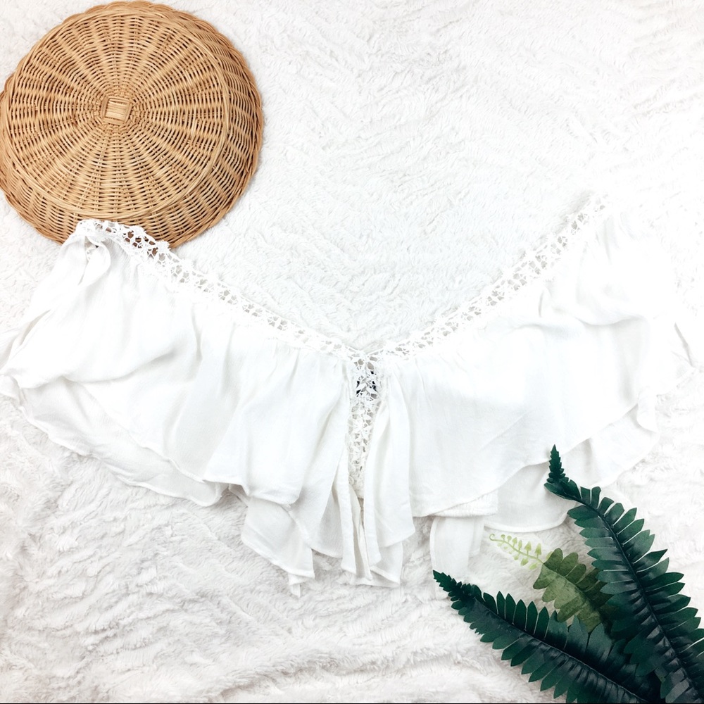 Lulu’s • White Flowy Crop Top